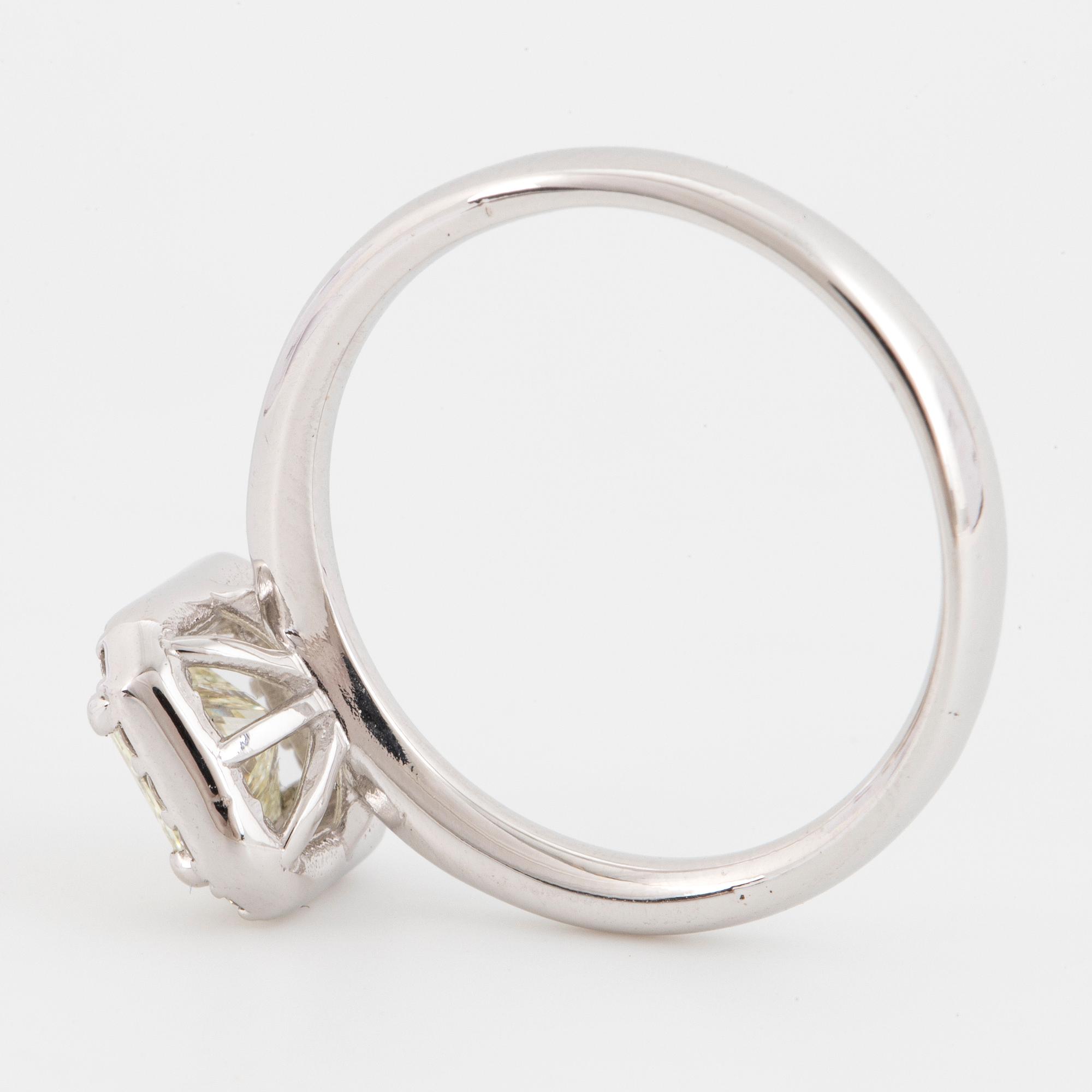 RING, med prinsesslipad diamant och briljanter.