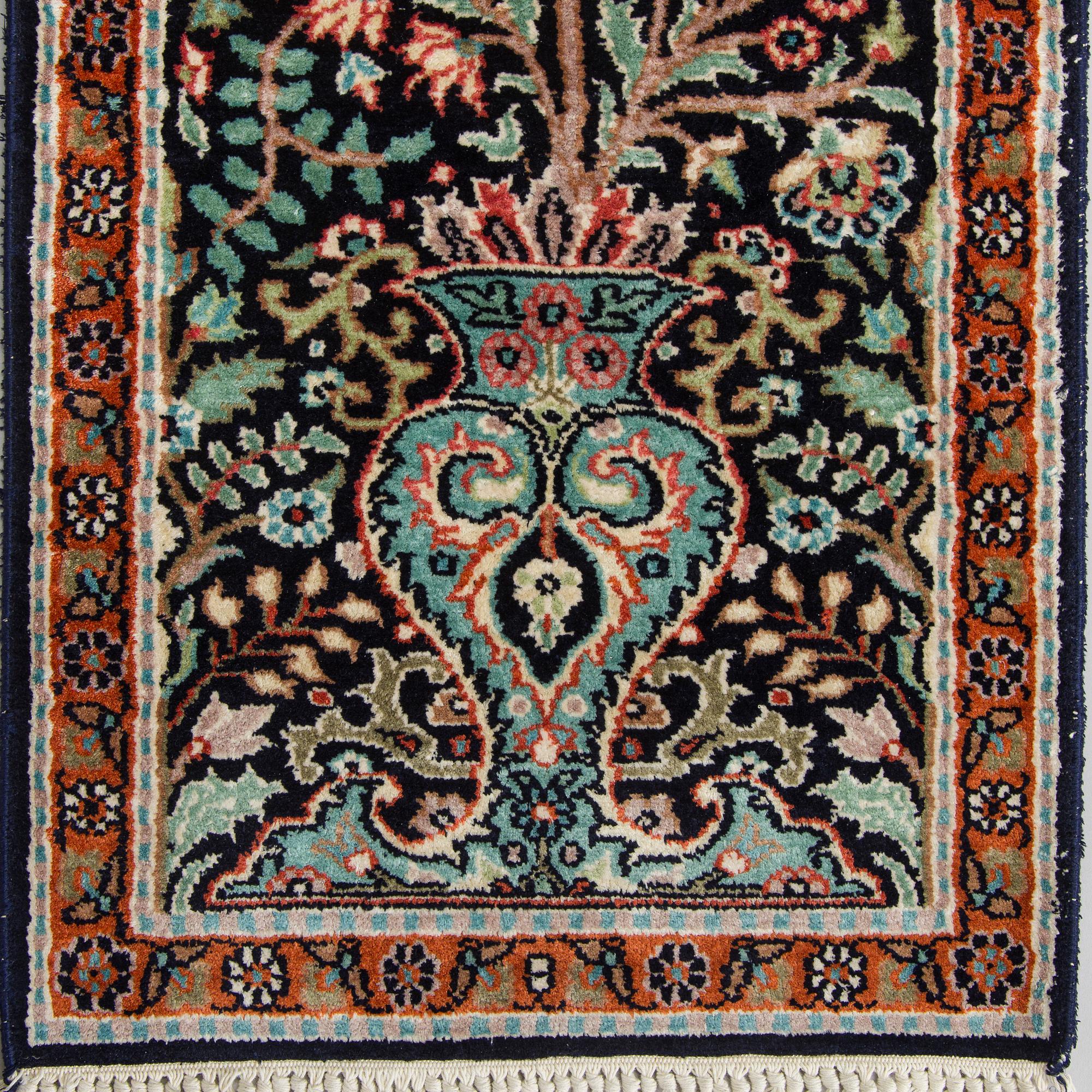 Mattor, 2 st snarlika, silke på bomullsvarp, Kashmir. Ca 119 x 39 cm och ca 123 x 40 cm.