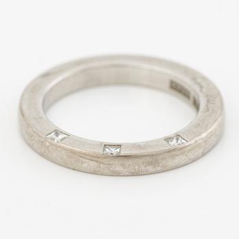 Efva Attling, ring, 'High & I love you on the side' 18K guld med prinsesslipade diamanter.
