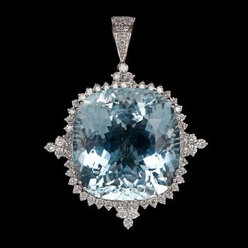 1066. A large aquamarine, 56.57 cts, and brilliant cut diamond pendnat, tot. 1.67 cts.