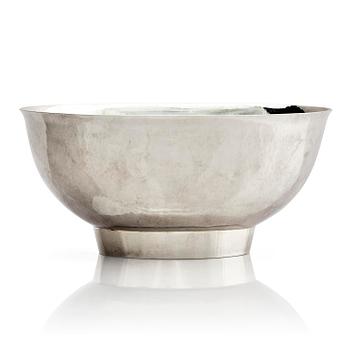 559. Sigurd Persson, a sterling silver bowl on foot, Stockholm 1975.