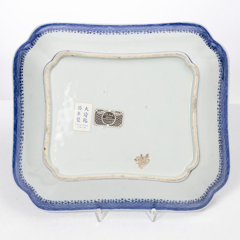 A Chinese blue and white porcelain tureen with cover and a serving dish, Qing dynasty, Qianlong and Jiaqing.