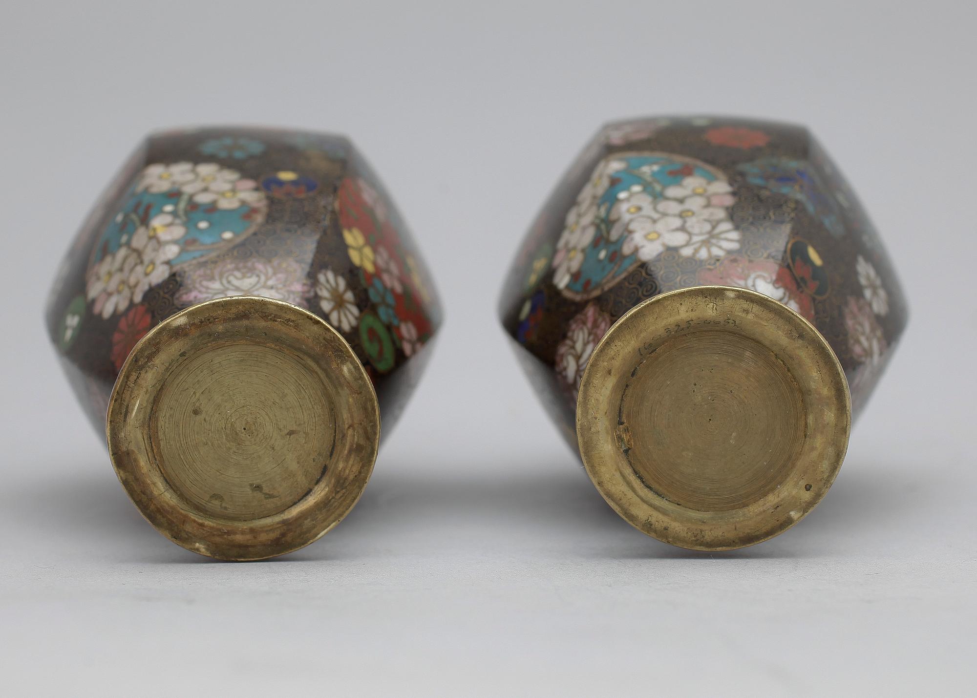 VASER, ett par, cloisonné, Kina, 1900-talets början.