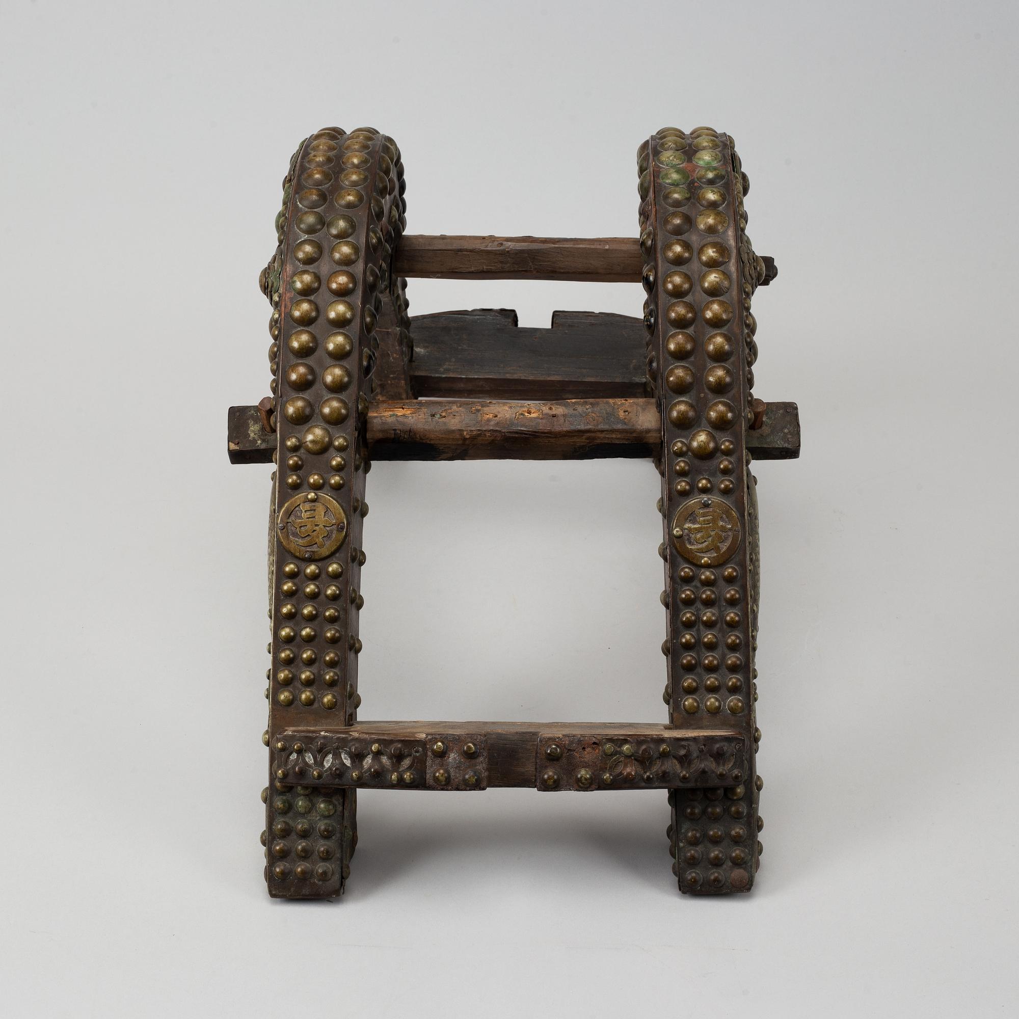 Sadel, trä och metall. Troligen sen Qing dynasti (1644-1911).