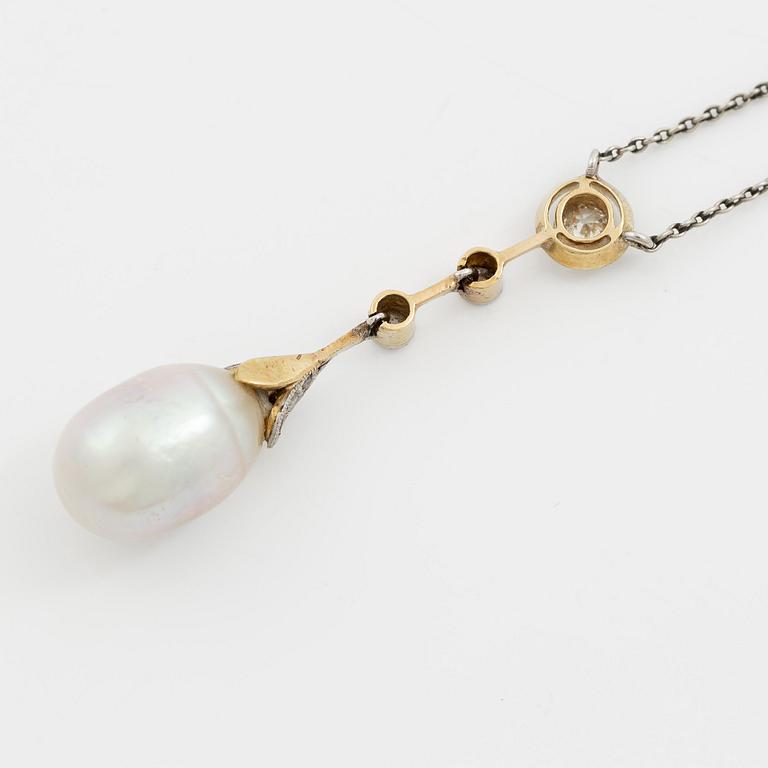 Collier 18K guld och silver med en pärla samt gammalslipade diamanter.