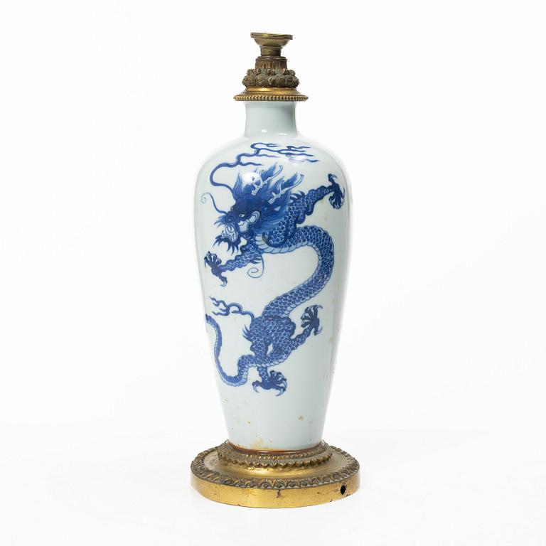 A Chinese blue and white porcelain 'dragon' vase, Qing dynasty.
