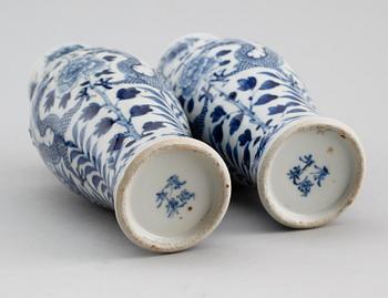 VASER, 1 par, porslin, Kina, 1700-/1800-tal.