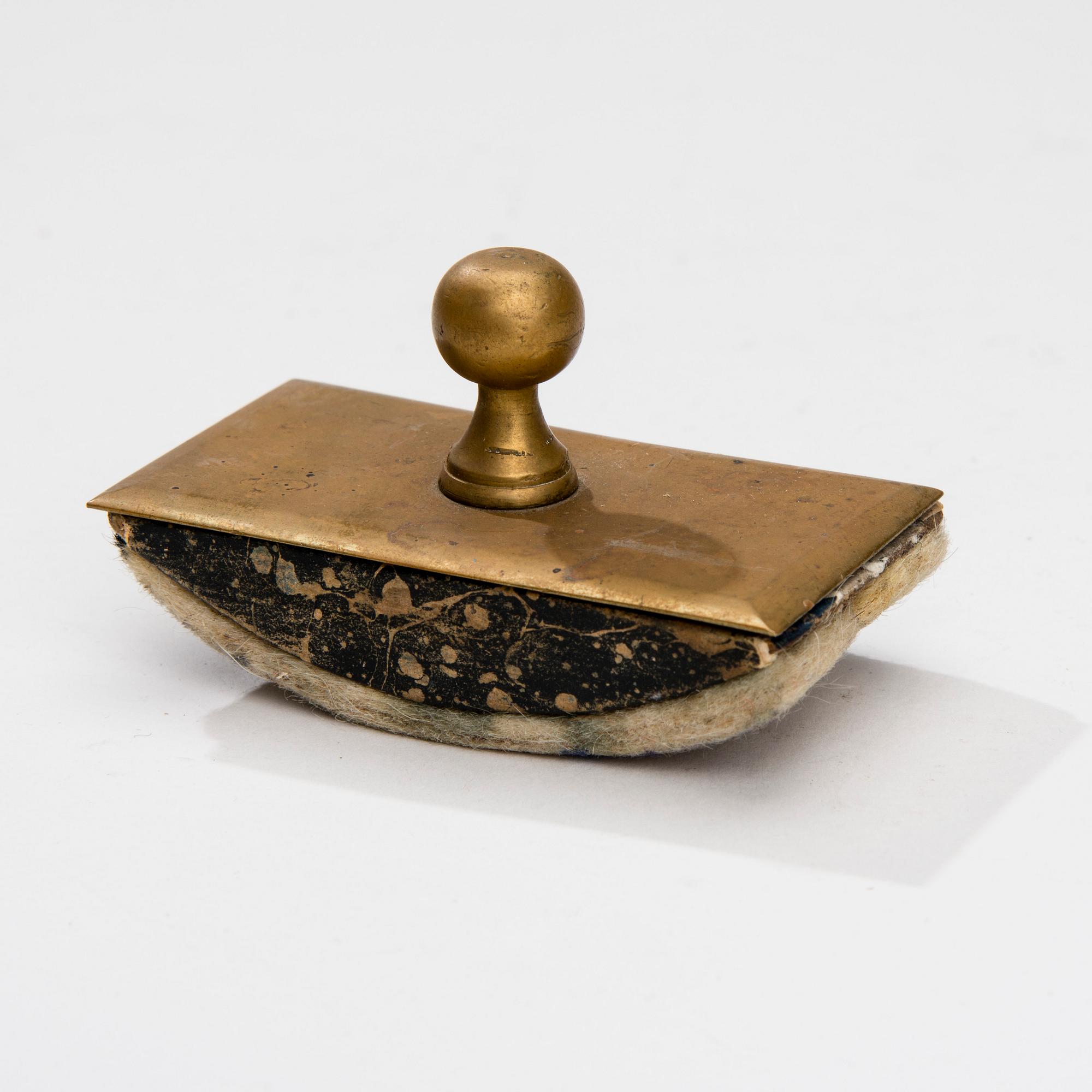 SKRIVBORDSGARNITYR, 5 delar, mässing, 1880-tal.