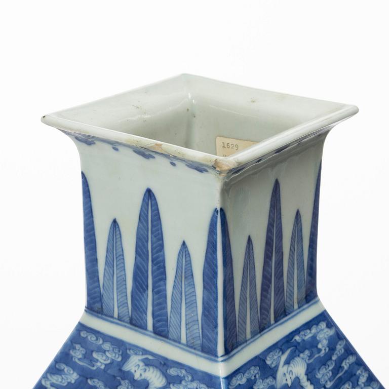 A blue and white porcelain vase, China, 19th century.