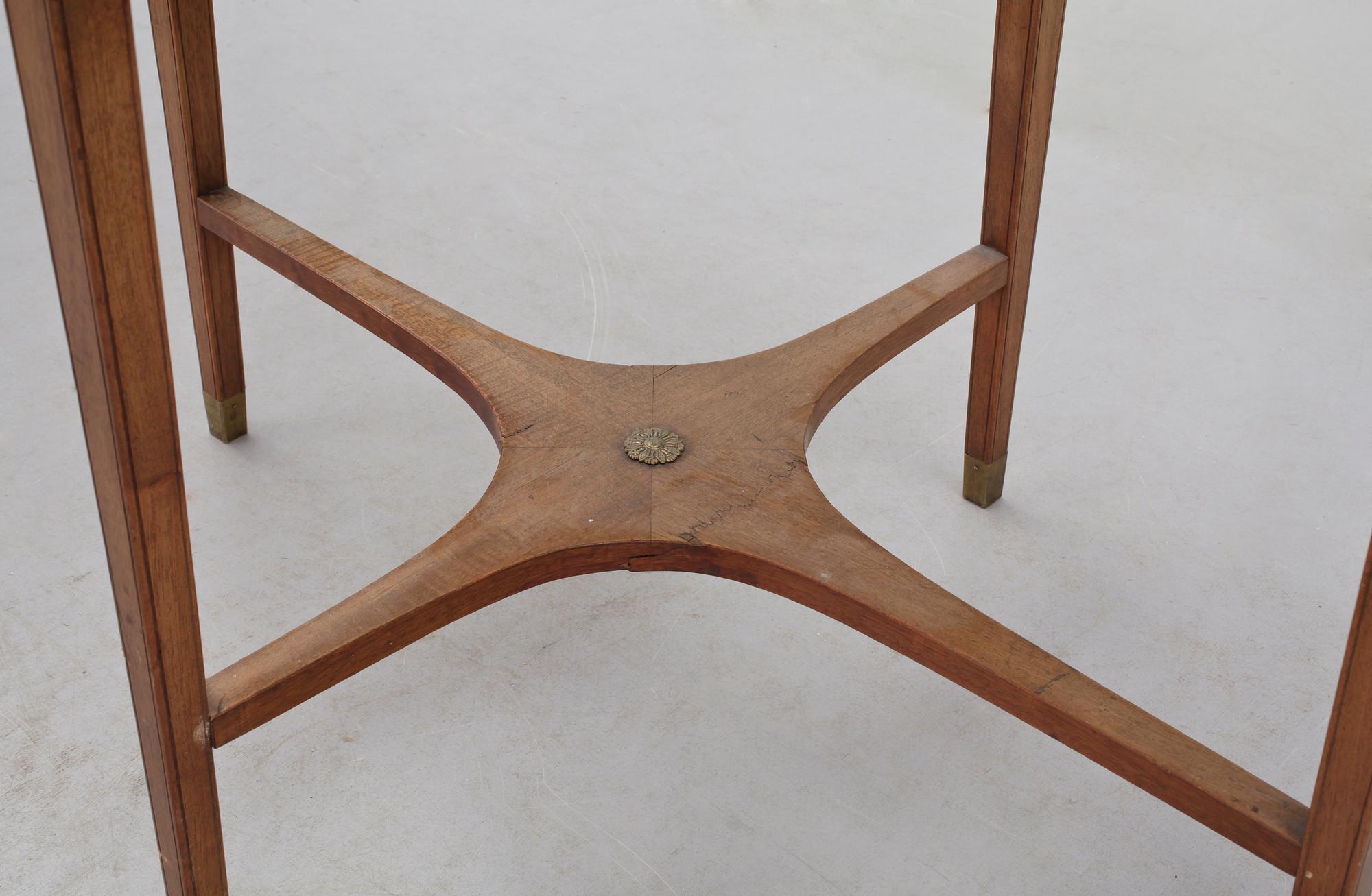 SALONGSBORD. Sengustaviansk stil, 1800-tal.