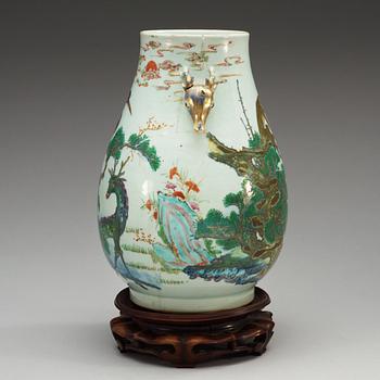 A wucai vase, Qing dynasty, with six charakter Qianlong mark.