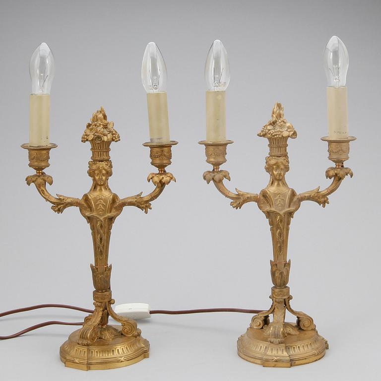 BORDSLAMPOR, ett par förgylld mässing, Ny-Louis XVI, 1800-talets andra hälft.
