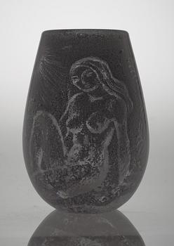 A Nils Landberg glass vase, Orrefors 1944.