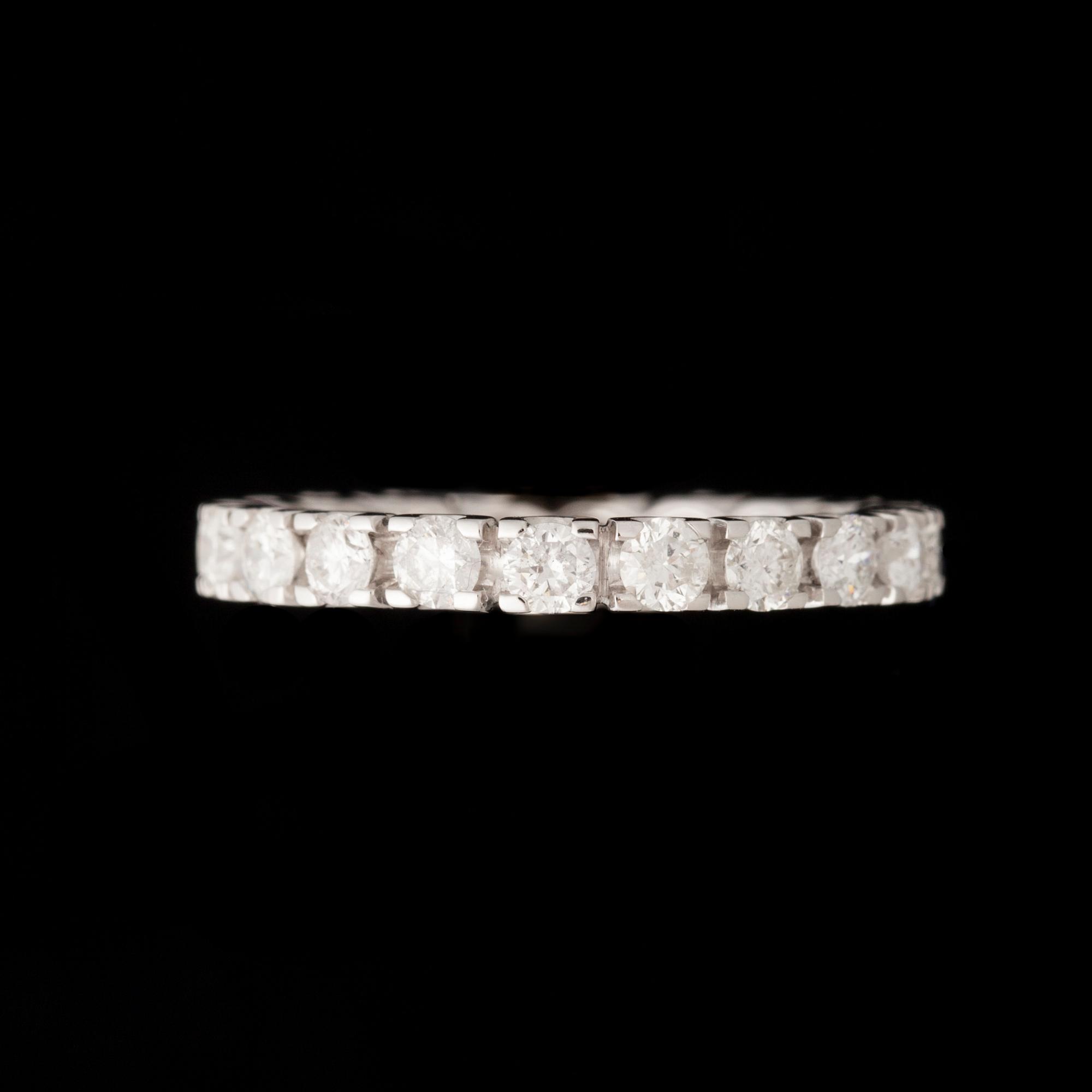 ALLIANSRING, 18K vitguld, briljantslipade diamanter tot. ca 1,30 ct. Vikt 2,6 g.