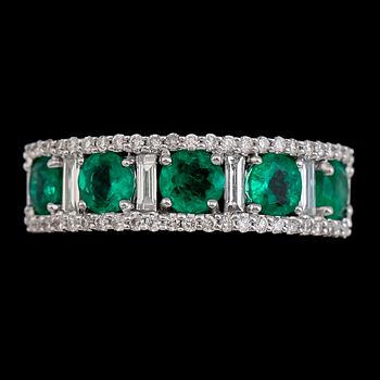 RING, 18 k vitguld, smaragder och briljant- och baguettslipade diamanter. Vikt ca 6,8 g.