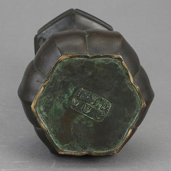 VAS, brons. Kina, omkring 1900.