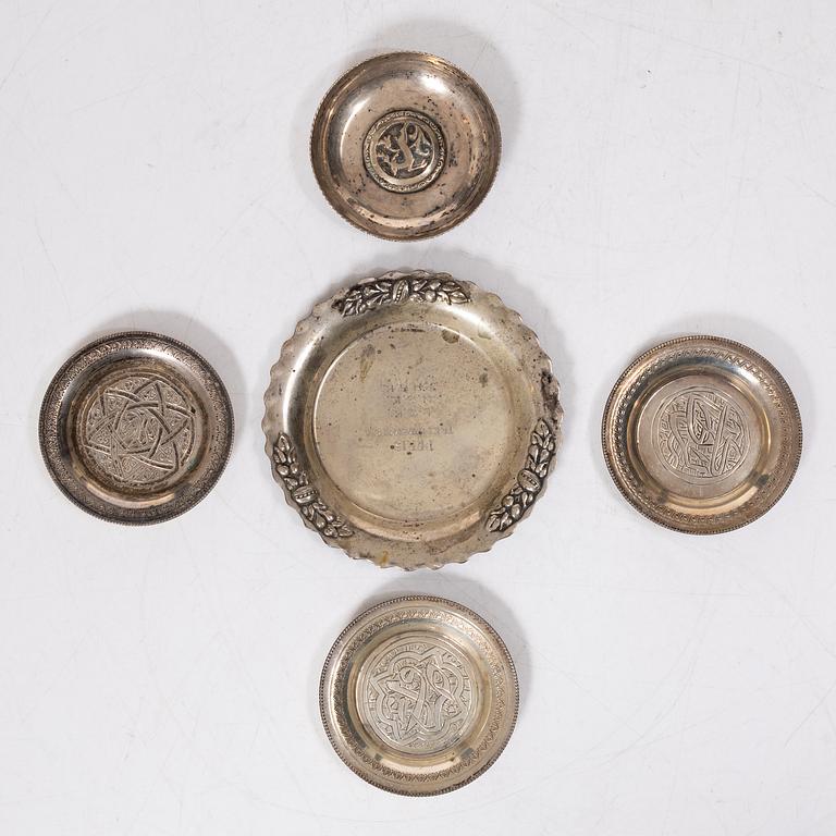 Skål, bägare, borste, kam, ett par saltkar samt 6 st fat, silver.