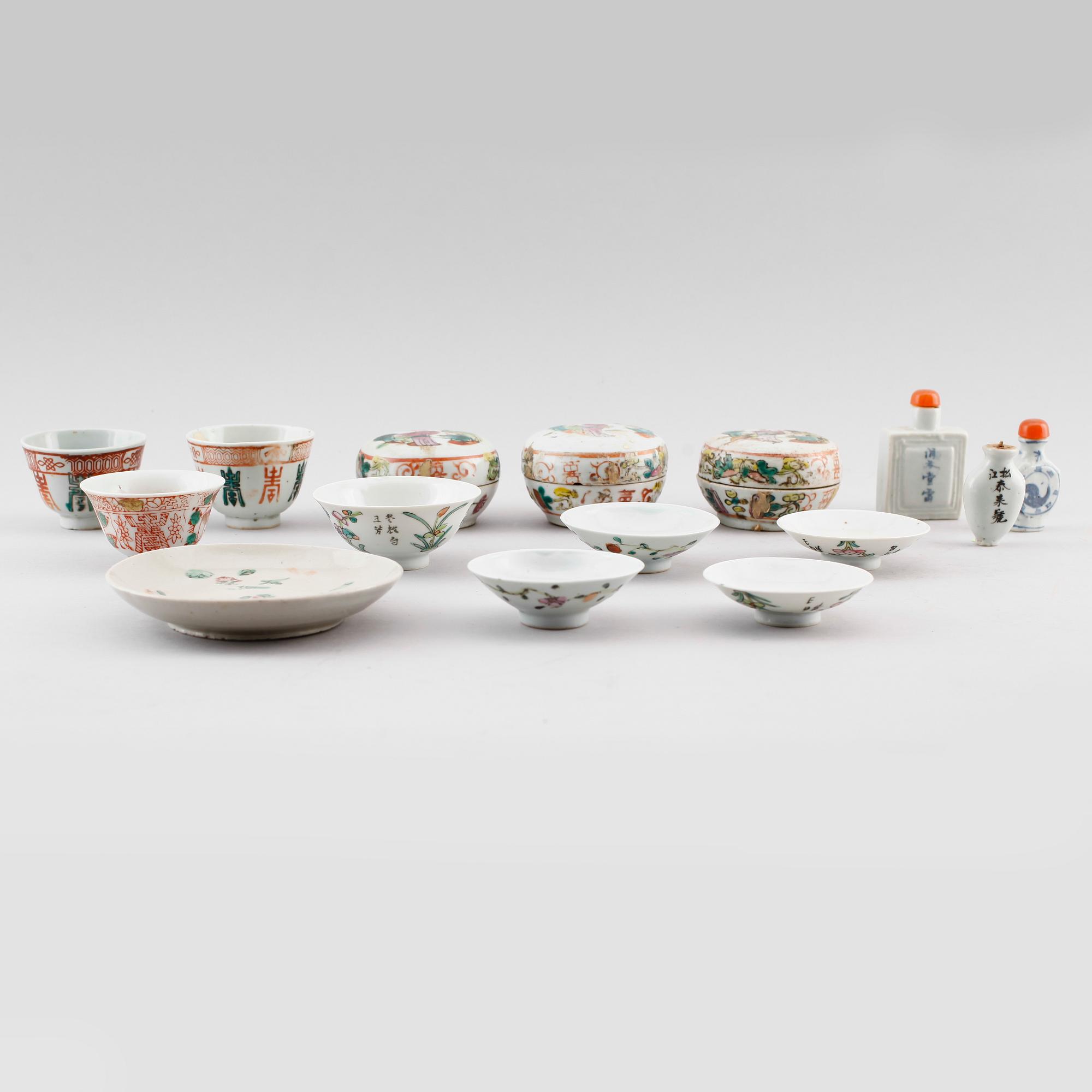 SAMLING PORSLINSFÖREMÅL, 15 delar, Kina, 1800-/1900-tal.