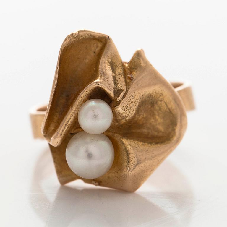 Björn Weckström, ring "Brutet löv", 14K guld och odlade pärlor. Lapponia 1971.