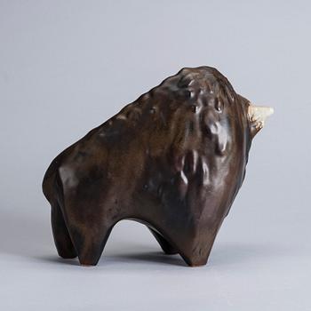 KERAMIKSKULPTUR. Bisonoxe. Sign. T.K, Arabia.