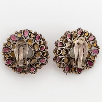 ÖRHÄNGEN, ett par med månstenar och olikfärgade stenar, bla rosa turmaliner, silver.