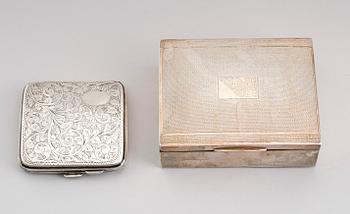 CIGARETTSKRIN SAMT CIGARETTETUI, silver, England, 1900-talets första hälft. Vikt med skrinets inredning ca 400 gram.