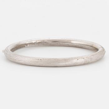 An 18K white gold bangle.