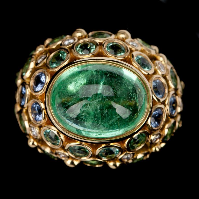 RING, guld 18K, mint turmalin ca 9 ct, safirer i olika färger, tot. 5 ct. TEMPLE ST. CLAIR, USA. Vikt 17,5 g.