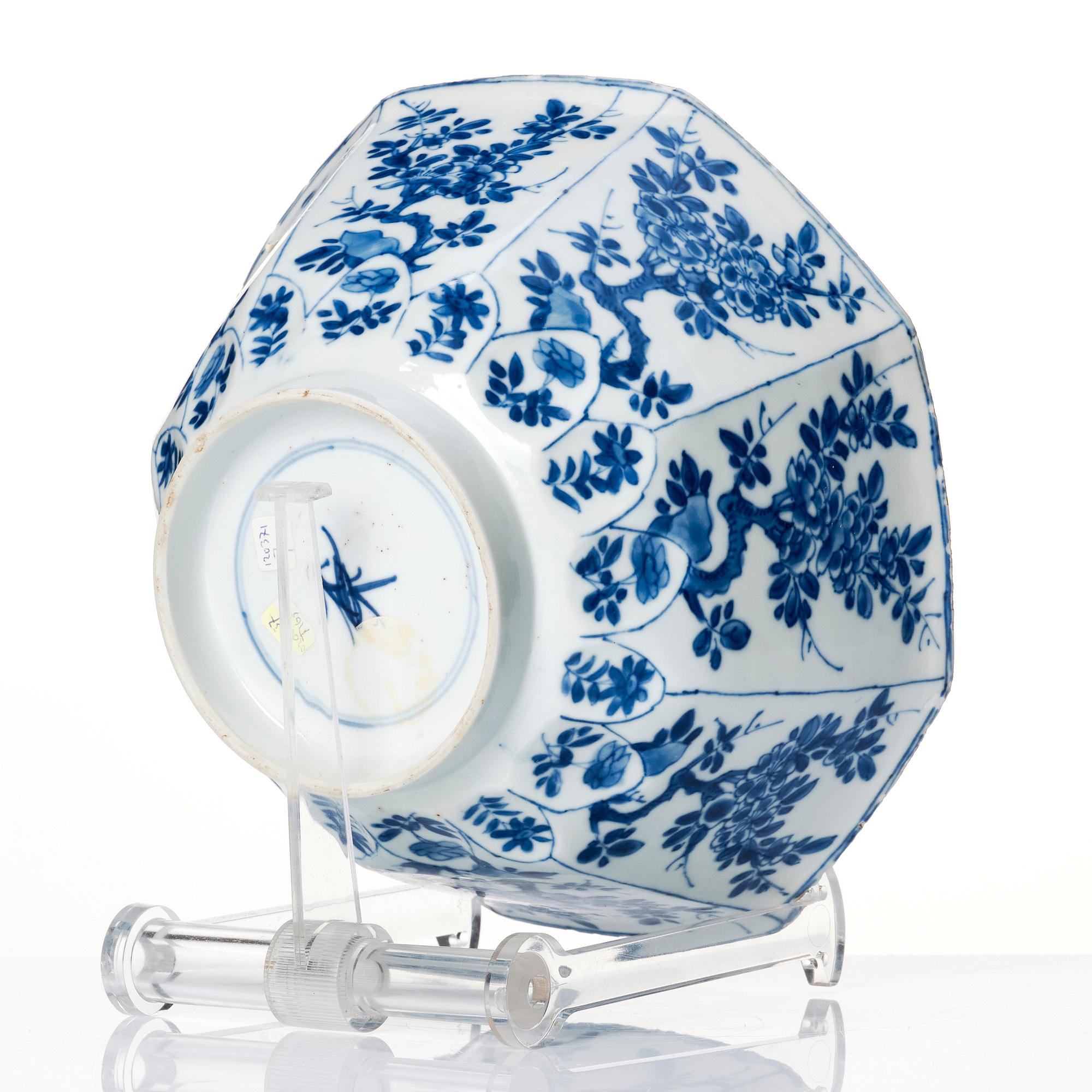 A blue and white octagonal bowl, Qing dynasty, Kangxi (1662-1722).