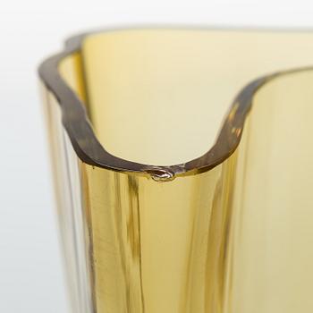 ALVAR AALTO, A '9751' vase Karhula Glassworks 1937.