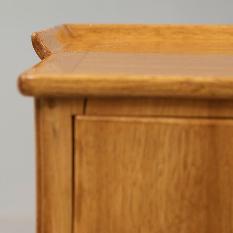 Carl Malmsten, a mid 20th century mahogany desk, cabinetmaker Jörgen Andersson, Djursholm, Sweden.