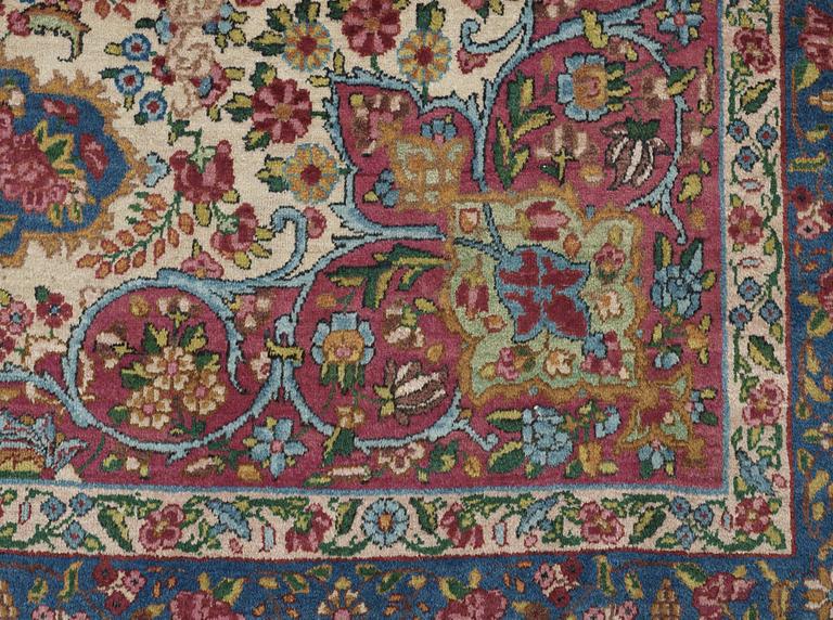 SEMI-ANTIQUE KERMAN. 378 x 280 cm.