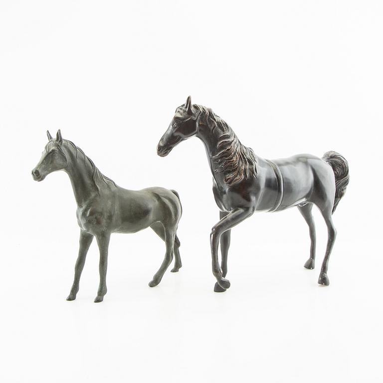 Okänd konstnär 1900-tal, Skulpturer 2 st Hästar.