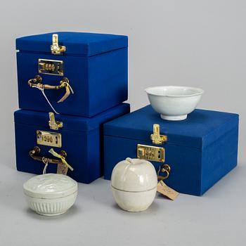 ASKAR med LOCK, två stycken samt SKÅL, keramik. Sydostasien, 1900-tal.