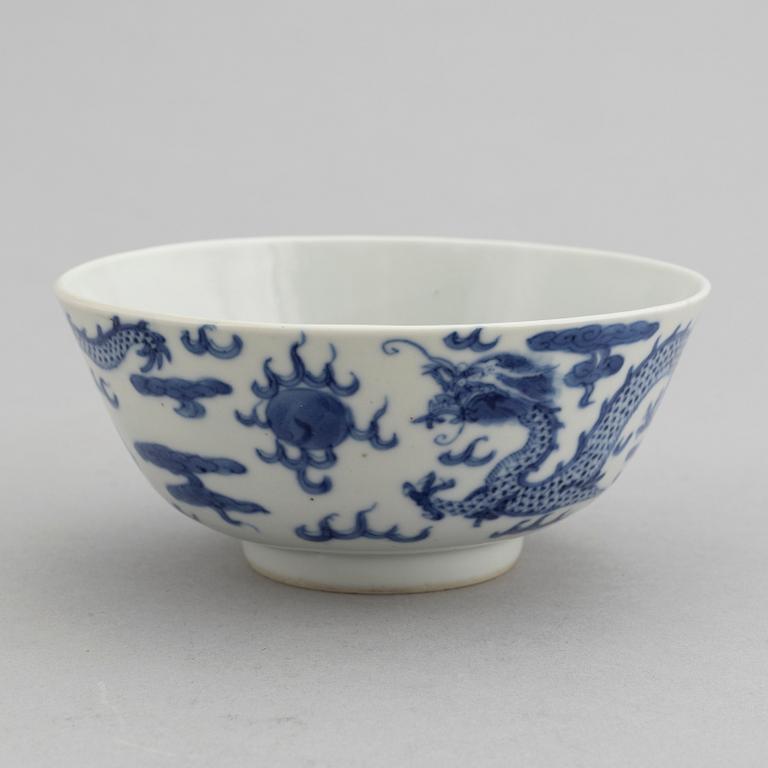 A Chinese blue and white 'Bleu de Hue' bowl for the Vietnamese market, late 19th Century.