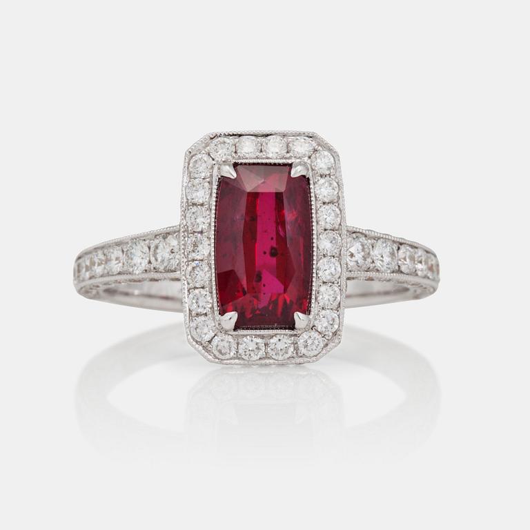 RING med obehandlad 1.59ct duvblodsröd rubin, samt briljantslipade diamanter.