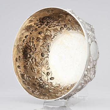 A Chinese Export silver bowl, marked Wang Hing, circa 1900. Weight 790 gram.