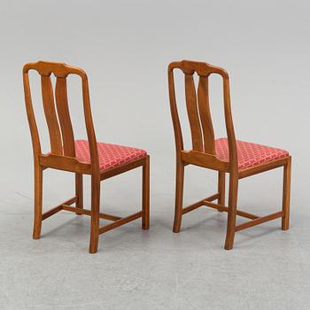 An 'Ambassadör' dining table with eight chairs by Carl Malmsten, second half of the 20th Century.