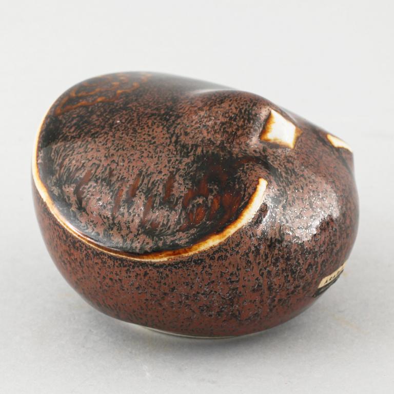 Six pieces of ceramic designed by Gunnar Nylund, Carl-Harry Stålhane and Arne Bang among others.