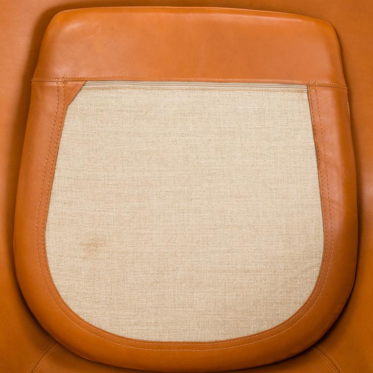 ARNE JACOBSEN, fåtölj med fotpall, "Ägget", Fritz Hansen, Danmark, 2019.