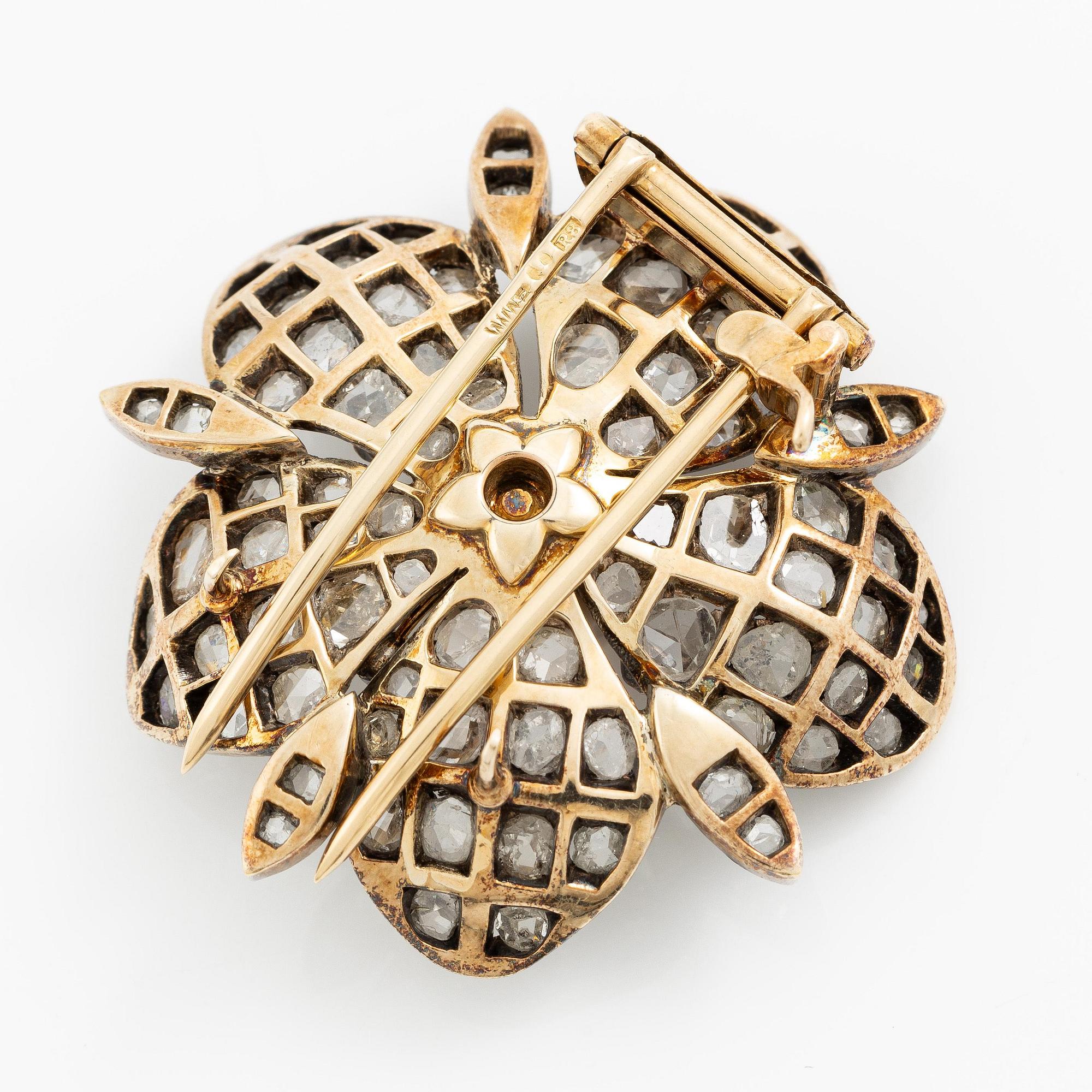 W.A. Bolin brosch i form av blomma 18K guld och silver med en bouton-formad pärla samt rosenslipade diamanter.