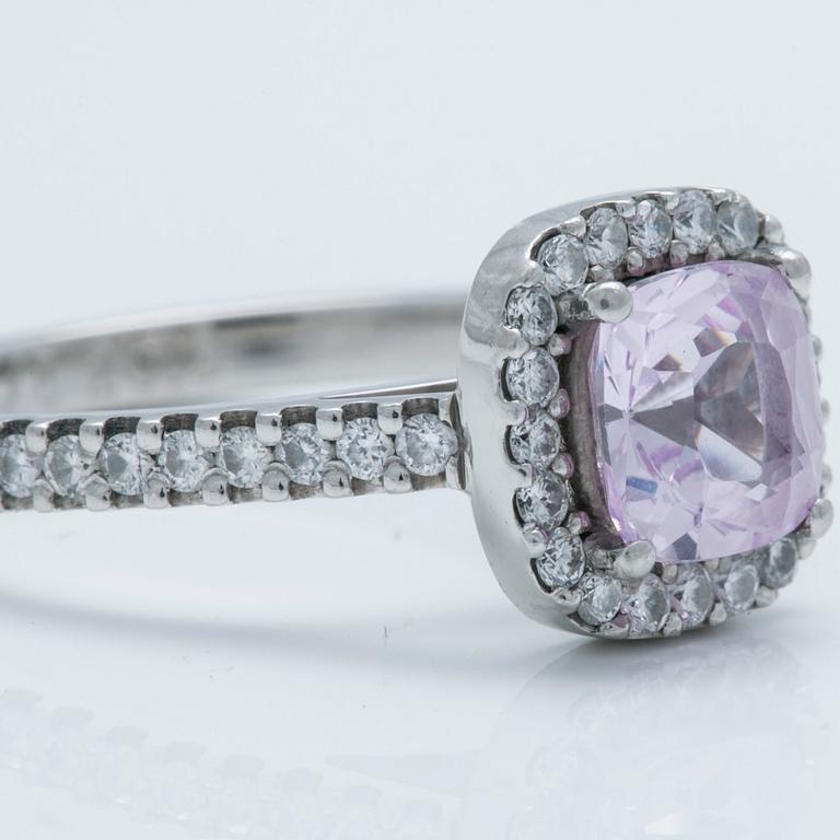 A ca 1.00 ct synthetic pink saphire ring with brilliant-cut diamonds ca 0.72 ct.