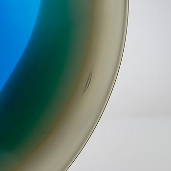 Timo Sarpaneva, fat, "Plate with colour rim", signerad Timo Sarpaneva 1997. Tillverkad på Notsjö Glasbruk.