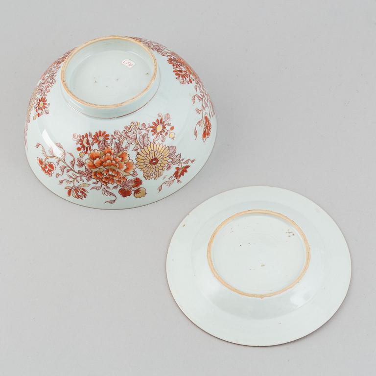 Skål samt assietter, tre stycken, porslin. Qingdynastin, Qianlong (1736-95).