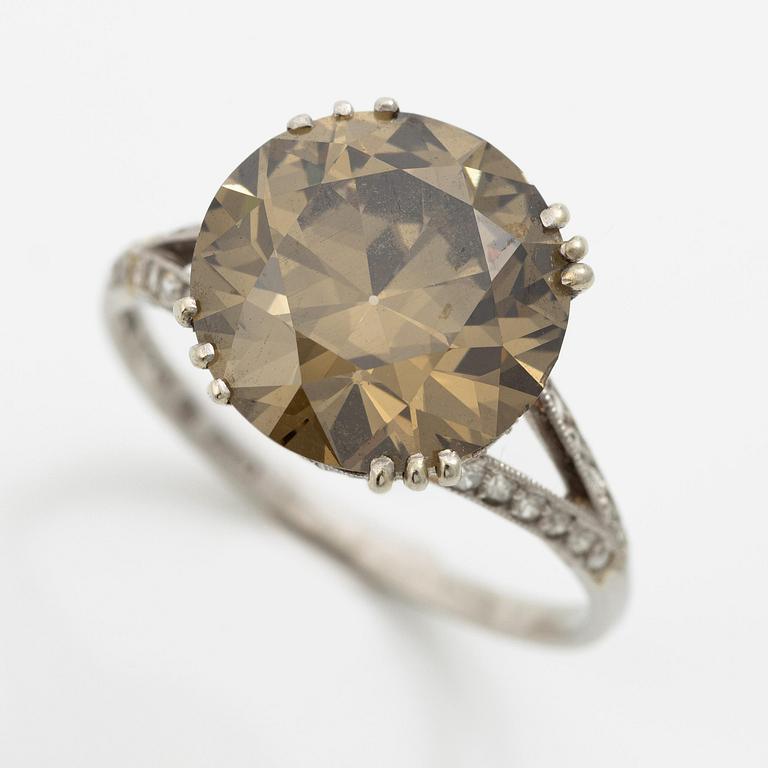 Ring platina med gulgrönbruntonad rund briljantslipad diamant ca 5.50 ct. CG Hallberg, Stockholm 1951.