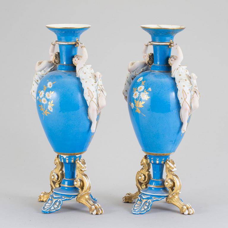 URNOR, ett par, porslin, Europa, omkring år 1900.