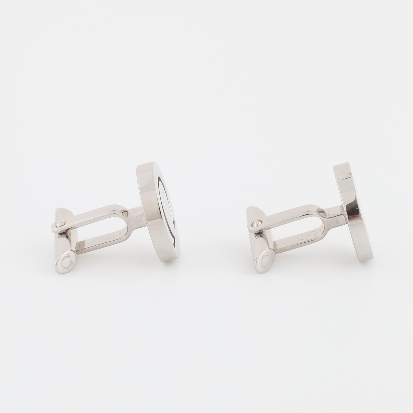 OMEGA, ett par manschettknappar.