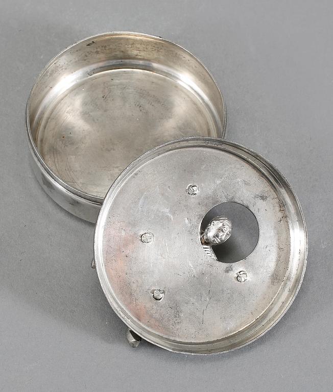 MANSCHETTKNAPPSASK, tenn och vitmetall, "Originell", Widerholm & Dahlberg, Eskilstuna, 1930-/40-tal.