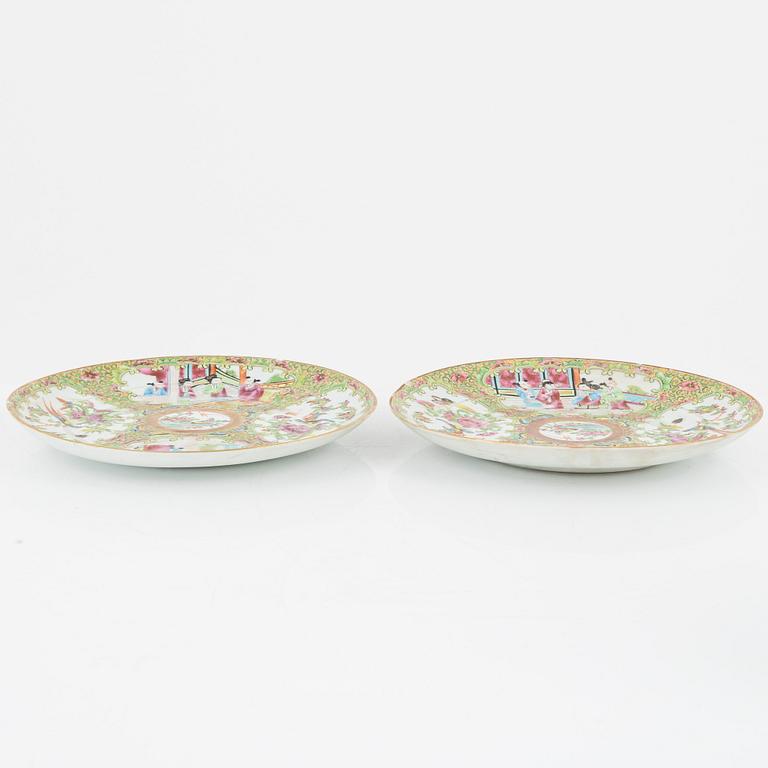 A set of two porcelain plates and dish from Kanton, China, early 20th century.