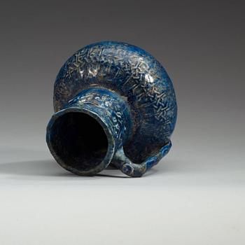 KANNA, lergods med blå glasyr. Höjd 18,5 cm. Persien (Iran) 1100-1200-tal, möjligen Rayy.